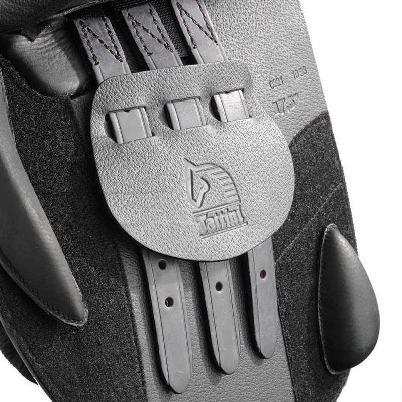 Detalhe de produto em couro preto com tiras e gravação da marca LeMieux