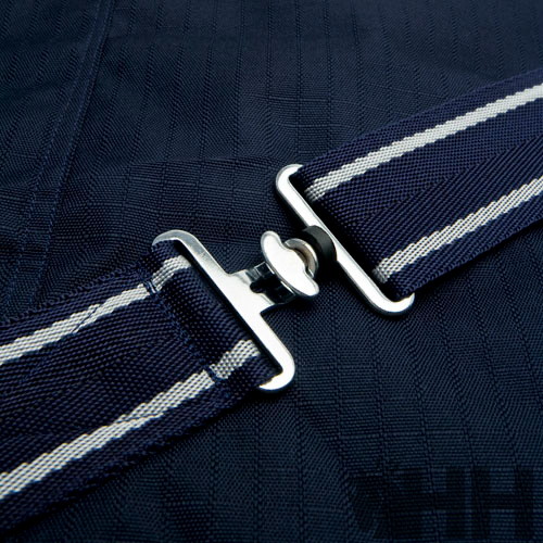 Cinta azul com riscas e fivela metálica sobre tecido azul escuro