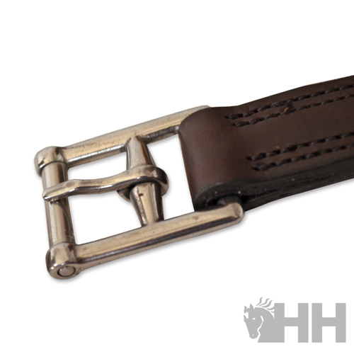 Cinto castanho com fivela metálica prateada quadrada