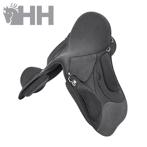 Sela de cavalo preta com detalhes em couro e tecido e fechos metálicos prateados