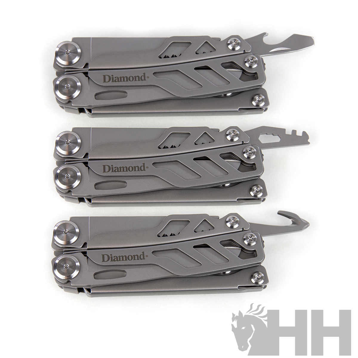 Três ferramentas multifunções de metal cinzento com a palavra Diamond e diferentes lâminas desdobráveis