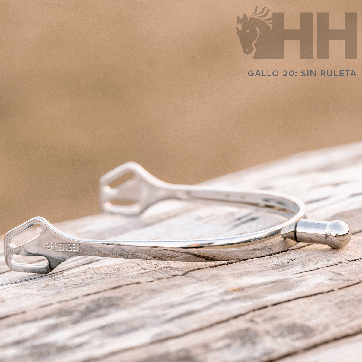 Espora metálica prateada sobre madeira com texto 'GALLO 20: SIN RULETA'