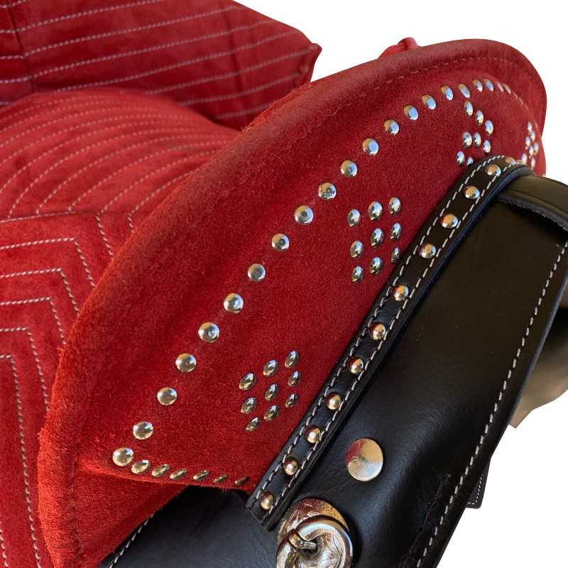 Assento com camurça vermelha e tachas prateadas detalhe em couro preto com tachas