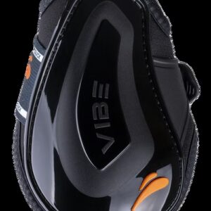 Proteção desportiva preta com texto VIBE e detalhes em laranja