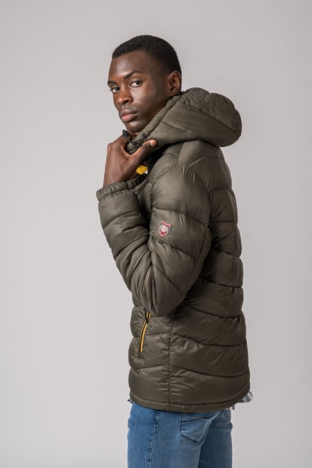 Casaco acolchoado verde com capuz e fecho amarelo