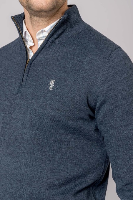 Camisola azul escura com fecho no colarinho e bordado BC