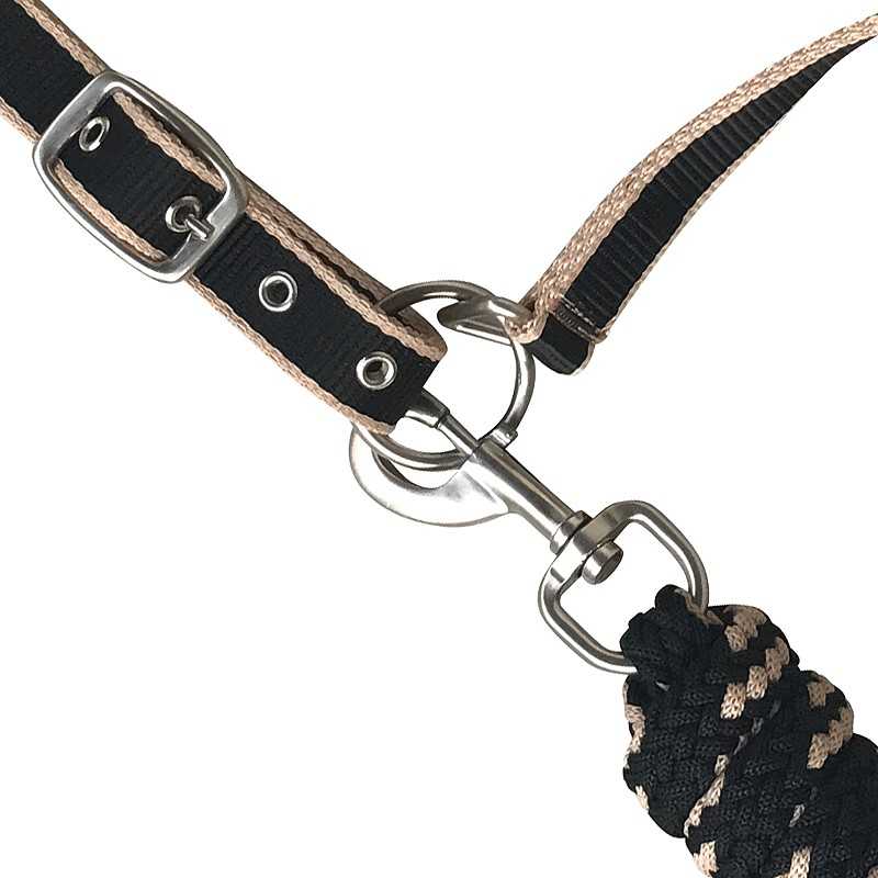 Coleira ajustável preta com bordas beje e mosquetão prateado ligado a uma corda trançada