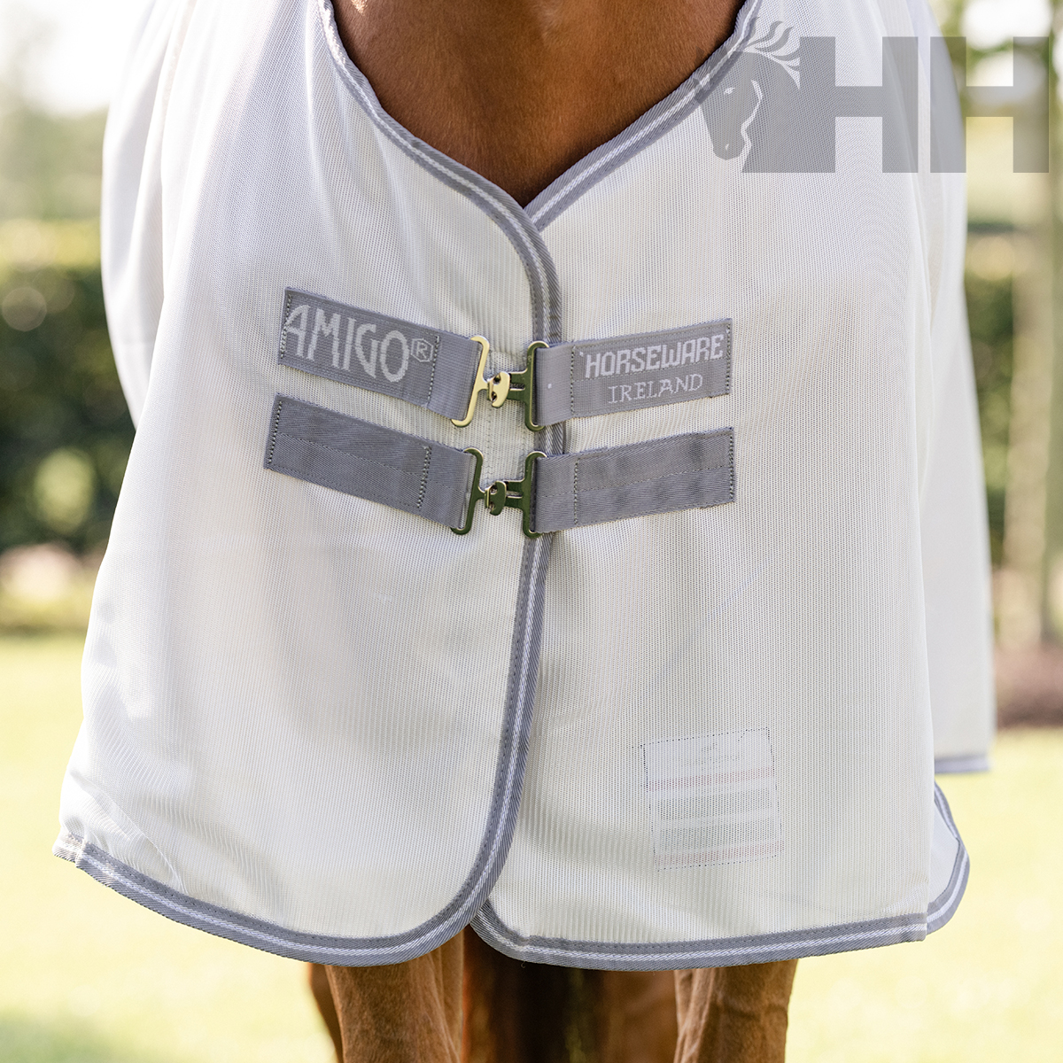 Manta branca para cavalo com inscrições AMIGO® e HORSEWARE IRELAND.