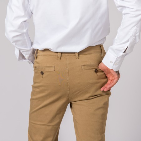 Calças castanhas de algodão com bolsos traseiros vistadas de trás com camisa branca