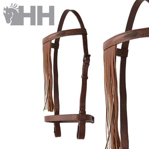 Cabresto de cavalo em pele castanha com franjas e fivelas metálicas