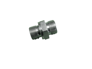 Conector metálico prateado com roscas em fundo branco