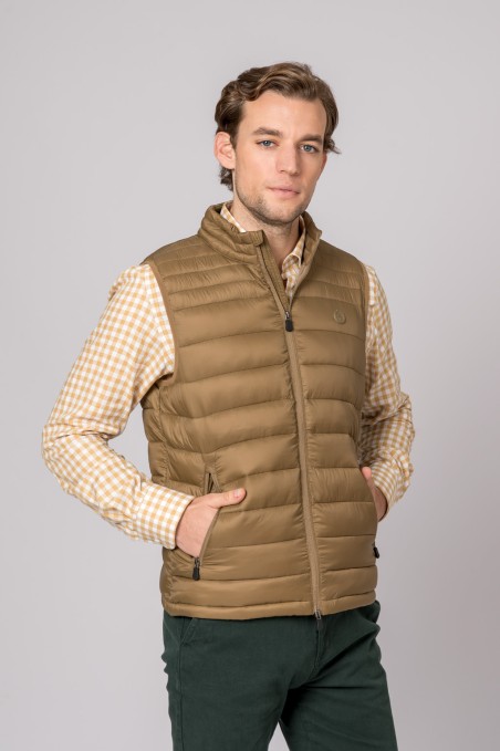 Colete masculino acolchoado cáqui com fecho e polos laterais usados com camisa xadrez e calças verdes