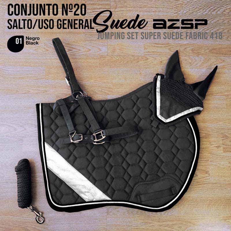 Conjunto de equipamentos para equitação preto com manta acolchoada, cabresto e orelheira em chão de madeira