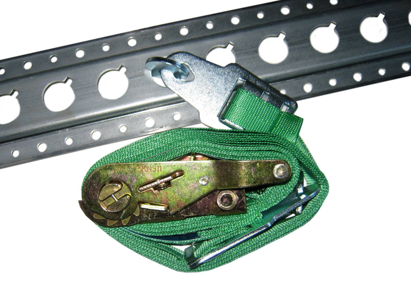 Cinta de amarração verde com fivela metálica e tira perfurada de metal cinzento.