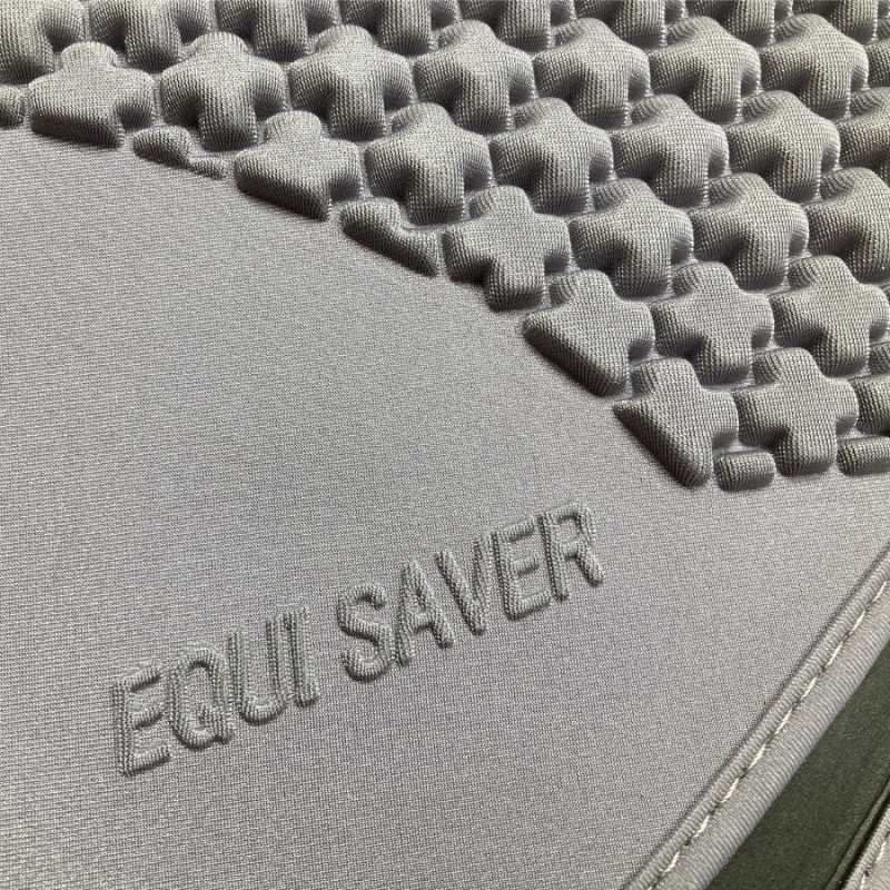 Textura de silicone cinzenta com padrão em formato de cruz e texto EQUISAVER gravado.