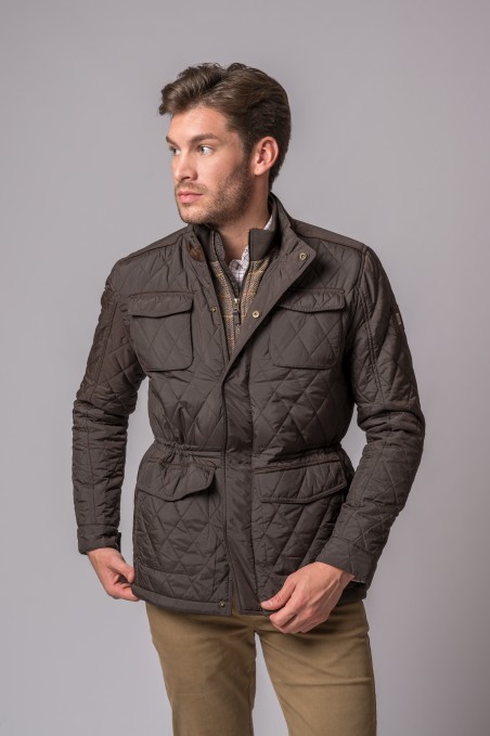 Homem com casaco acolchoado castanho de padrão matelassê
