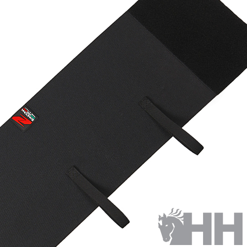 Tapete de yoga preto com alças e etiqueta vermelha