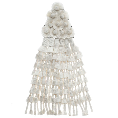 Peça decorativa triangular com pompons e franjas brancas