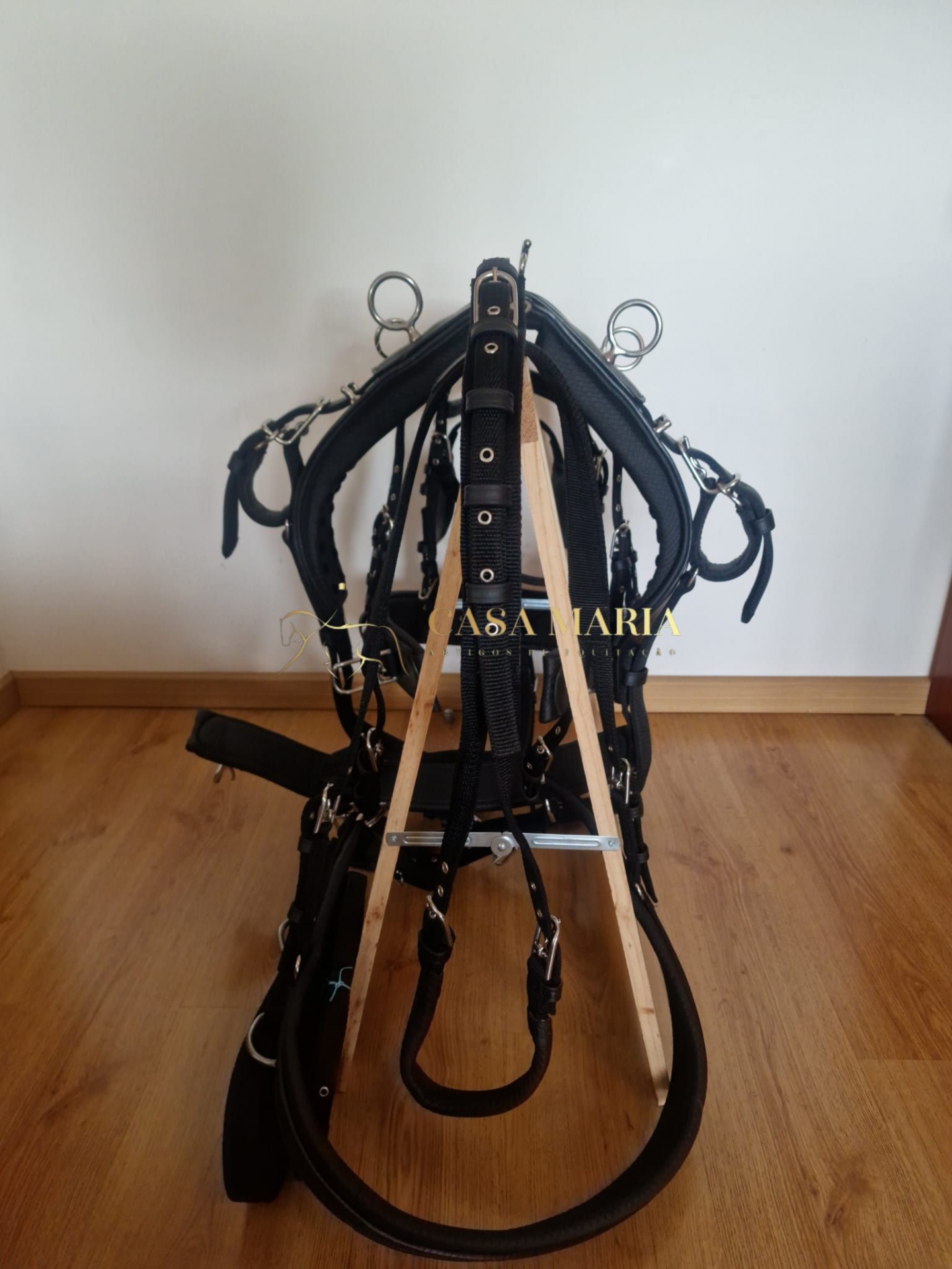 Arnês de equitação em couro preto com fivelas metálicas