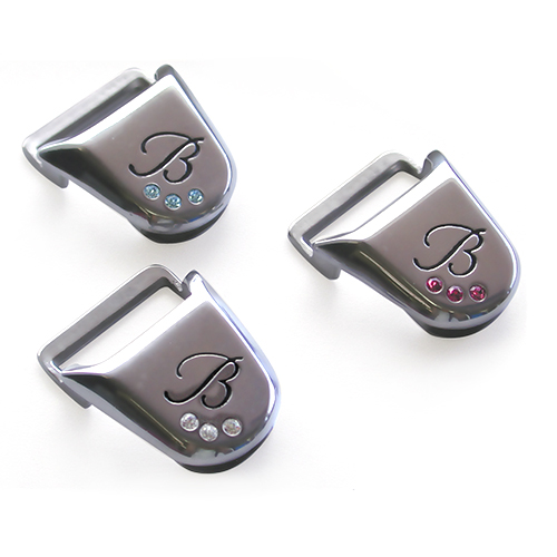 Três fivelas metálicas prateadas com cristais coloridos e letra B