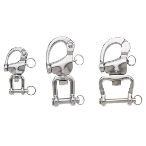 Três mosquetões metálicos prateados de tamanhos diferentes