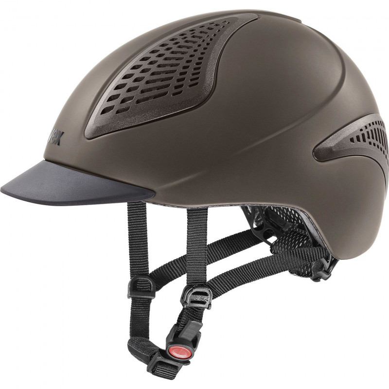 Capacete castanho com viseira preta e fitas ajustáveis pretas