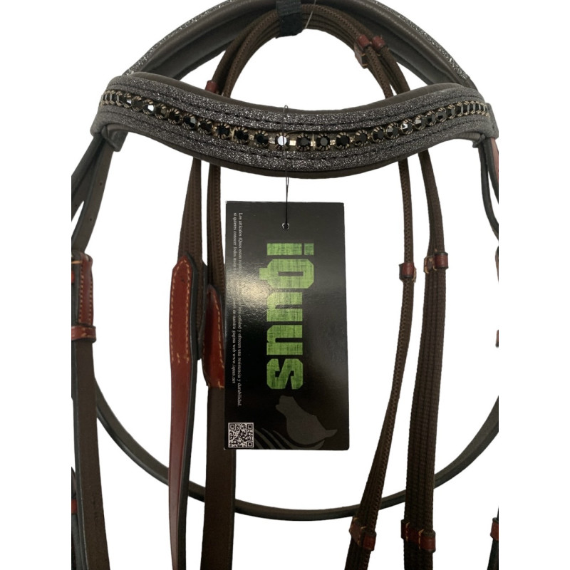 Freio para cavalo em couro castanho com pedras pretas e etiqueta preta.