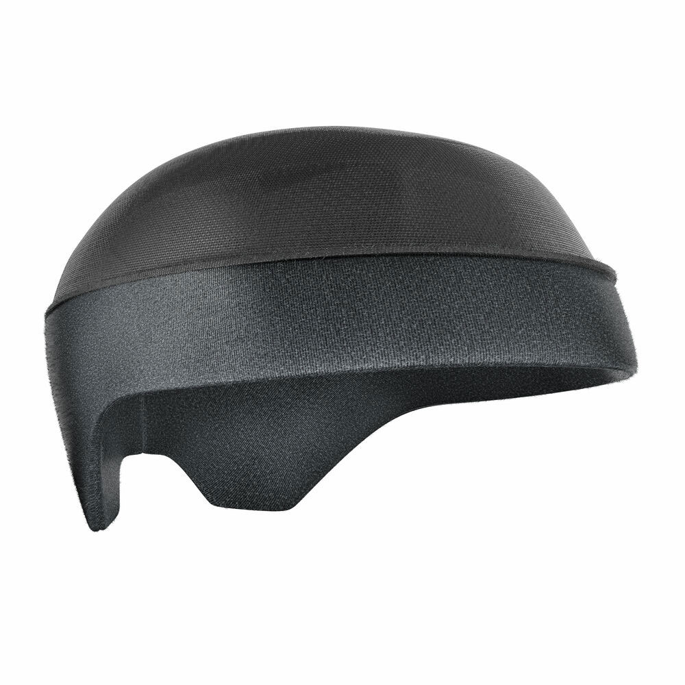 Capacete preto aerodinâmico com textura mate isolado em fundo branco