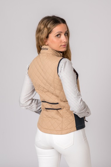 Colete acolchoado bege com camisa xadrez e calças brancas