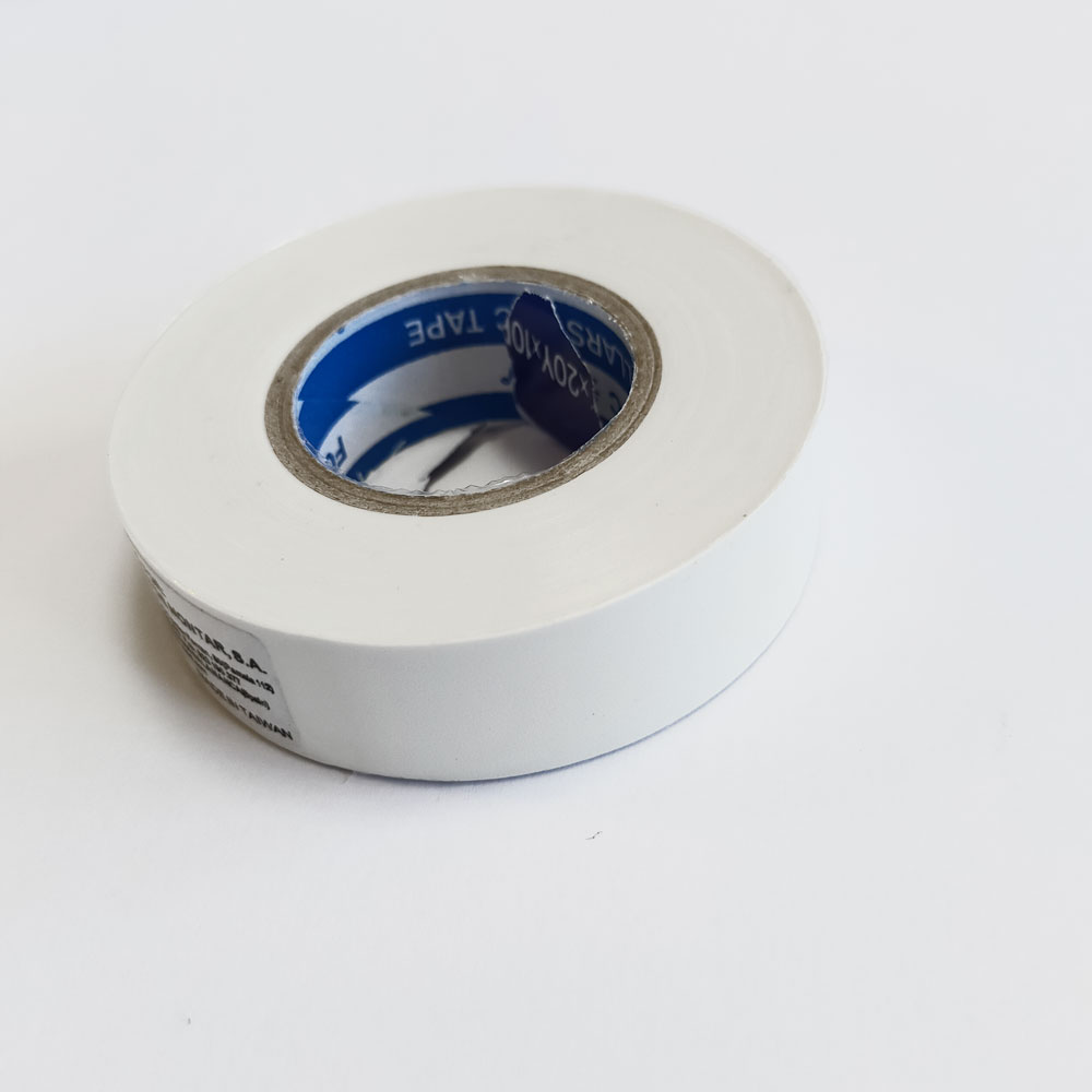 Rolo de fita adesiva branca com núcleo azul sobre fundo branco