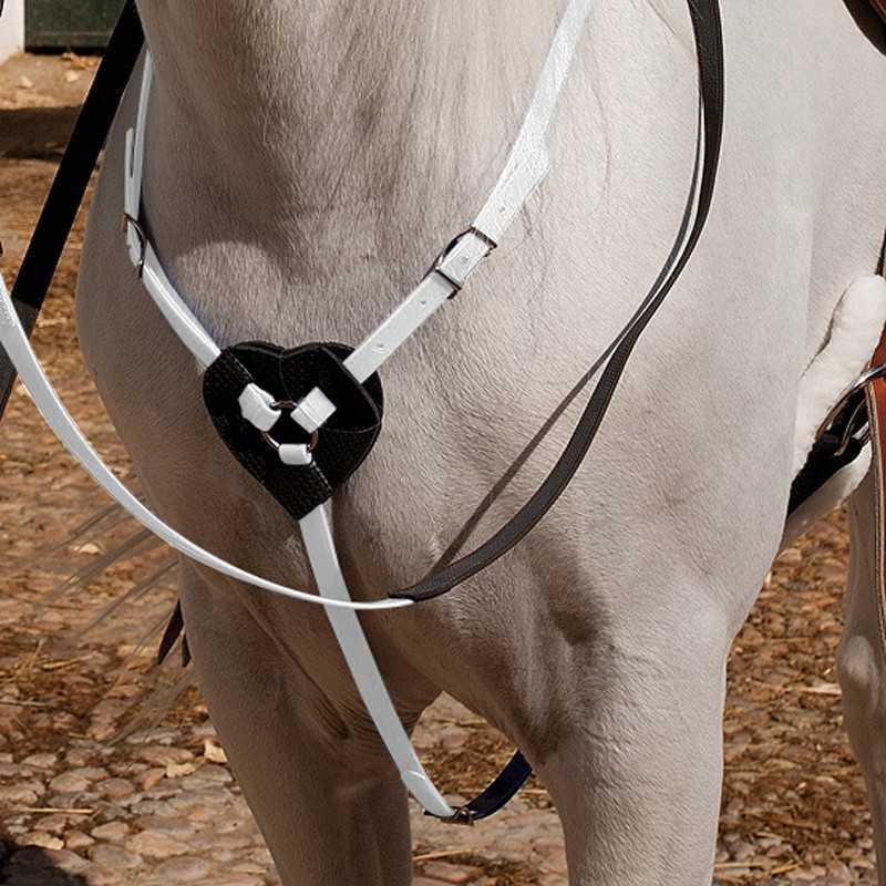 Peitoral para cavalo branco com tiras brancas e pretas em forma de coração