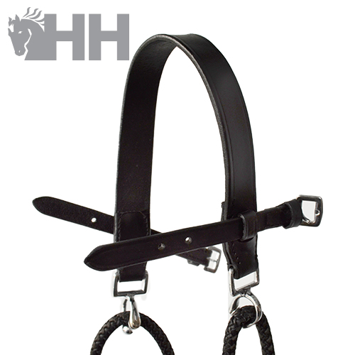 Cabresto para cavalo em couro preto com fivelas metálicas e corda trançada preta