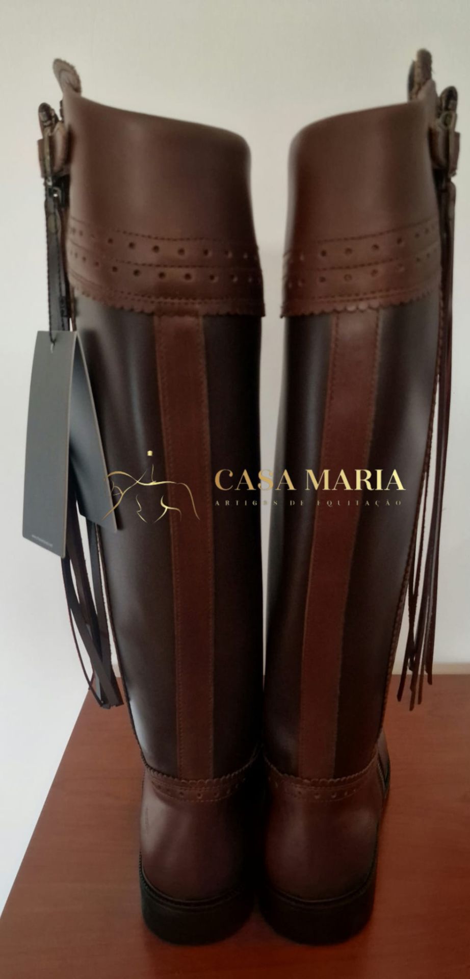 Botas altas de equitação em pele castanha com franjas e etiqueta