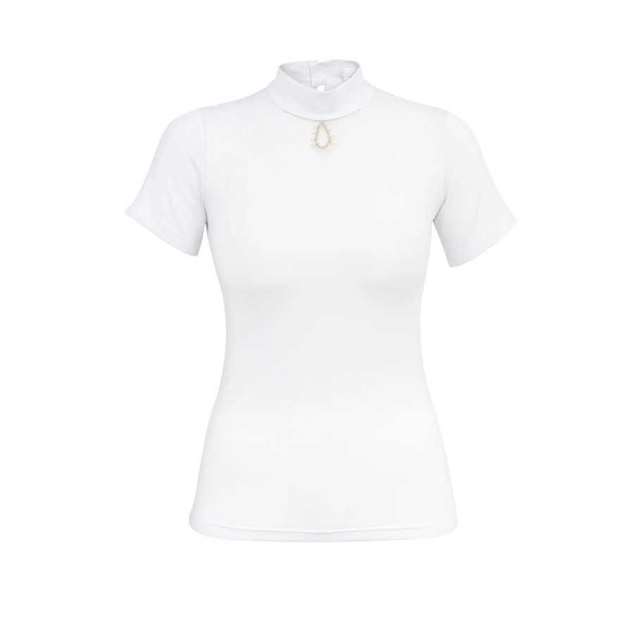 Camiseta branca de manga curta com gola alta e detalhe decorativo