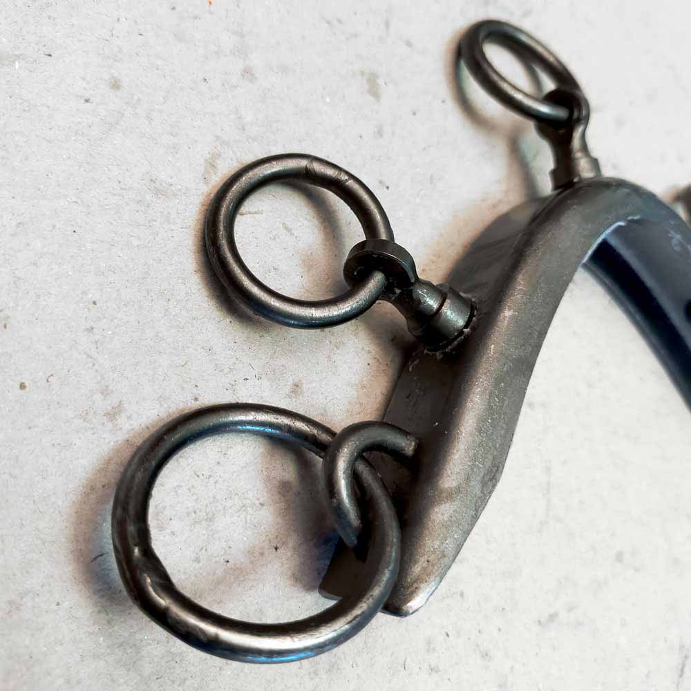 Aparelho metálico com anéis circulares conectados