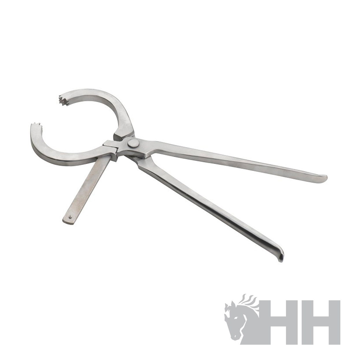 Pinça metálica prata com cabos longos em fundo branco