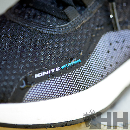 Ténis desportivo preto com etiqueta IGNITE WATERPROOF