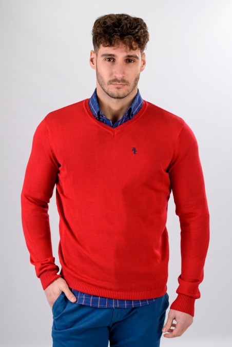 Homem com camisola vermelha de decote em V e camisa azul xadrez