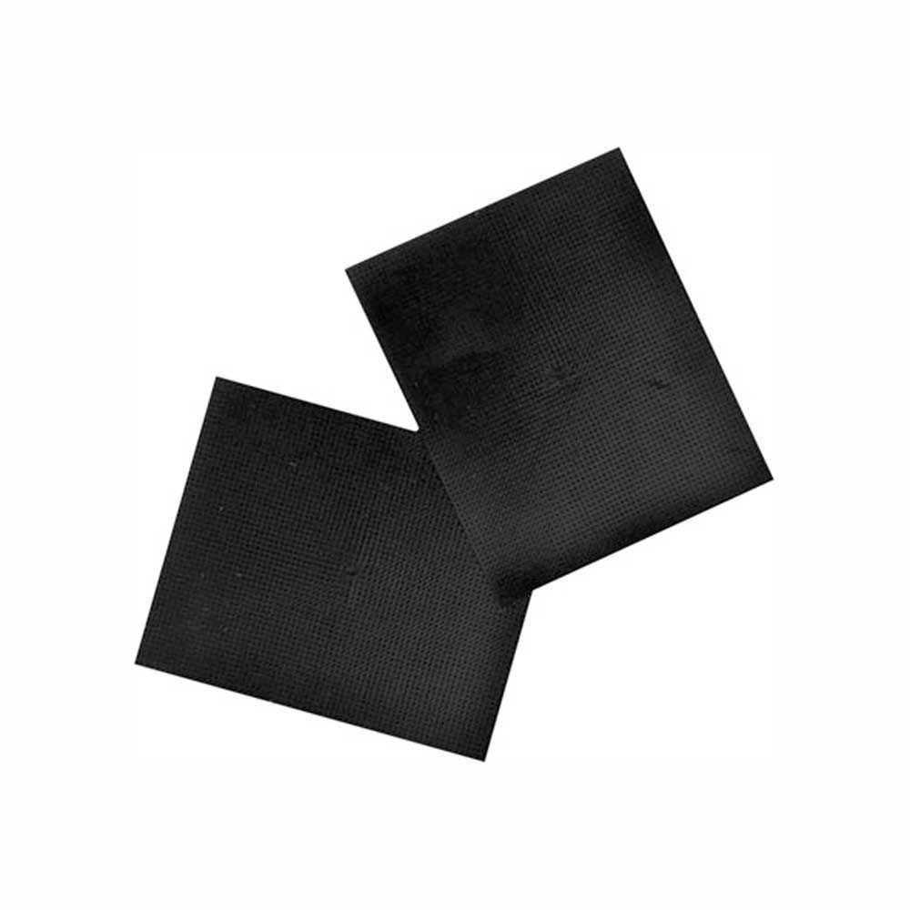 Dois quadrados negros com textura quadriculada sobre fundo branco