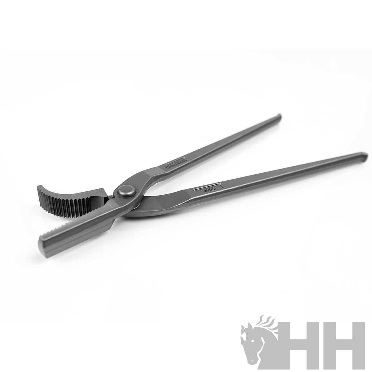Alicates de aço com dentes serrilhados sobre fundo branco com logótipo HH
