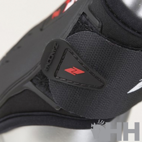 Joelheira preta de equitação com fecho ajustável e logo vermelho