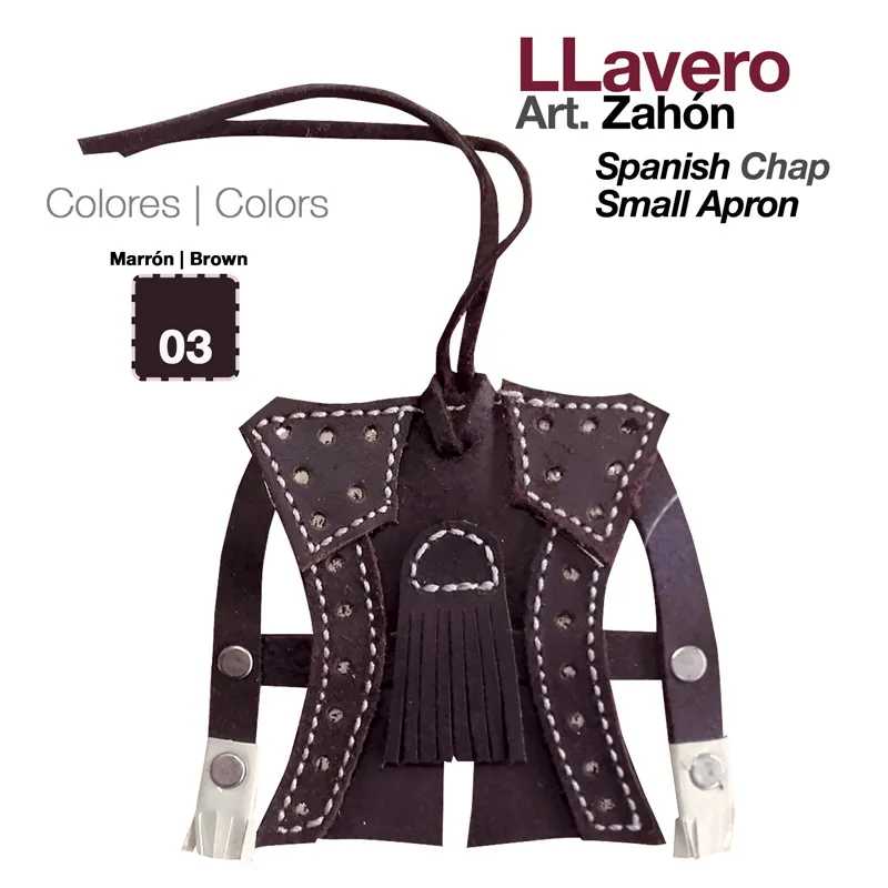 Chaveiro pequeno em forma de avental espanhol castanho com detalhes em branco e tachas metálicas