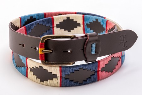 Cinto de tecido colorido com fivela e detalhe em pele castanha