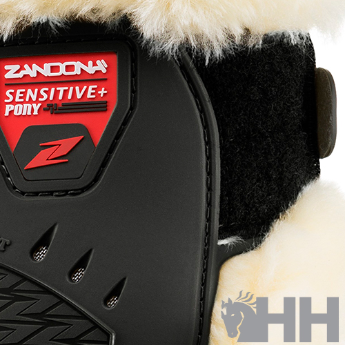 Equipamento preto com etiqueta vermelha ZANDONA e pelo sintético branco.