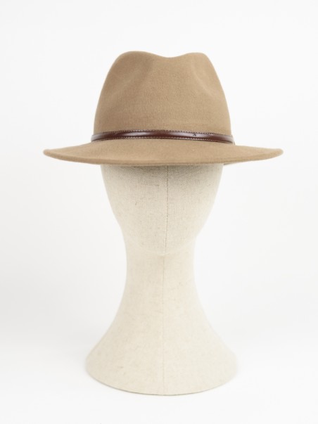 Chapéu castanho claro de feltro com fita castanha escura em couro
