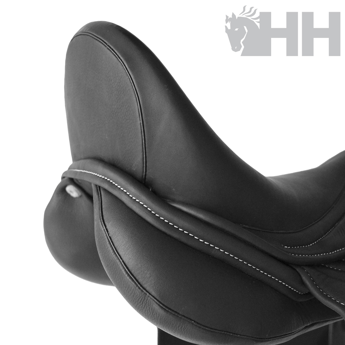 Sela de equitação preta em couro com costuras brancas