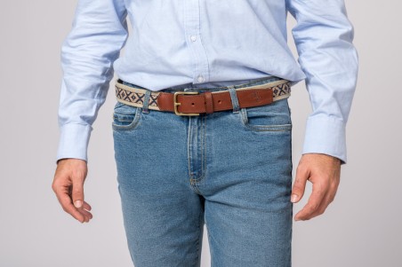 Cinto bege com padrão geométrico usado com jeans azul e camisa azul clara