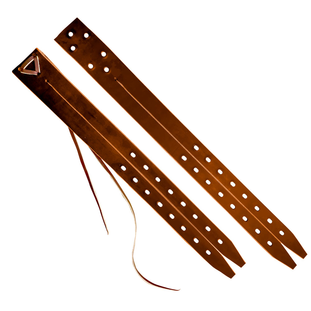 Correias de couro castanho com furos e cordões, sobre fundo branco