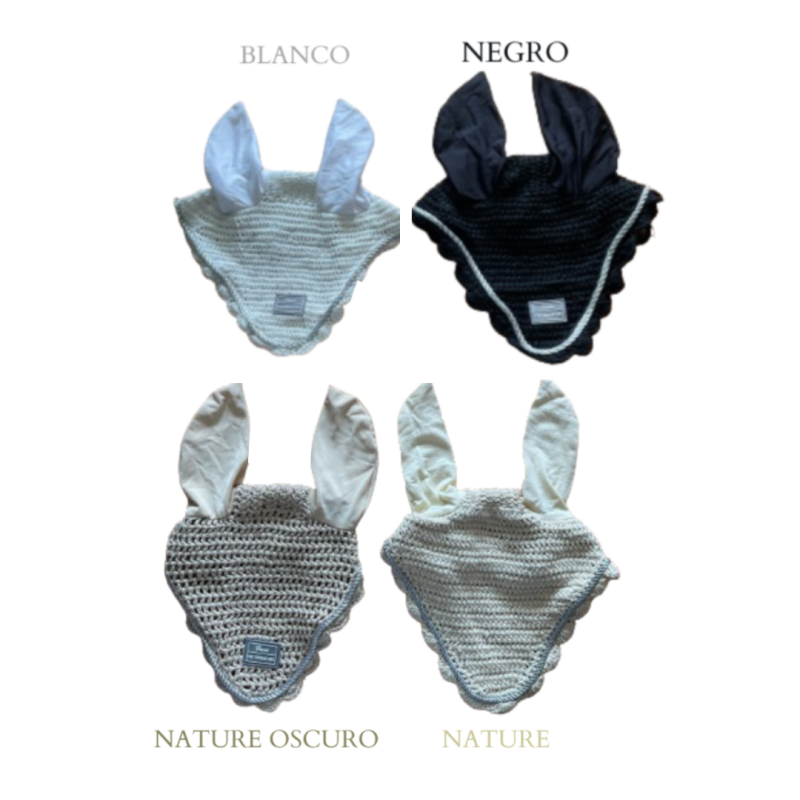 Quatro gorros de crochet com orelhas de tecido em quatro cores diferentes