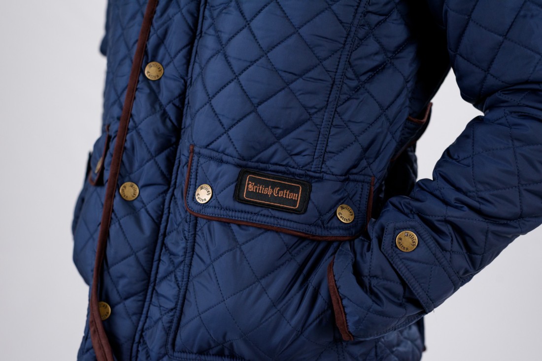 Casaco acolchoado azul escuro com botões dourados British Cotton e bolso frontal